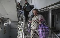 Una mujer embarazada herida baja las escaleras del hospital de maternidad dañado por los bombardeos en Mariupol, Ucrania, el miércoles 9 de marzo de 2022