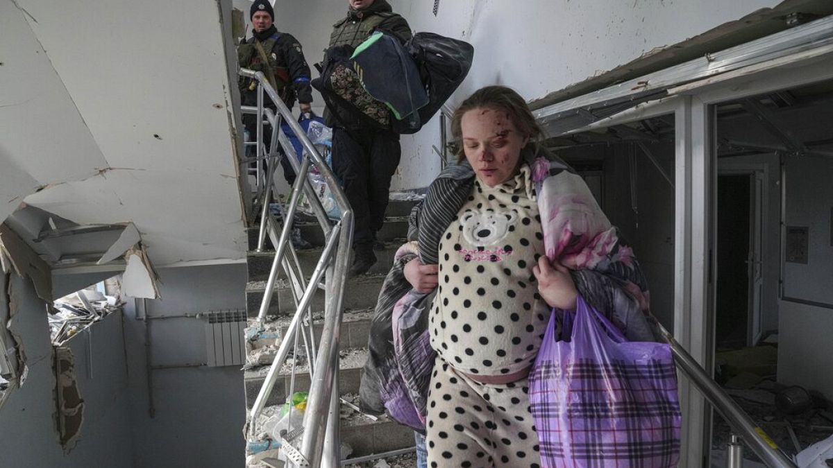 Verletzte schwangere Frau nach dem Angriff auf die Entbindungsstation in Mariupol