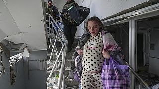 Verletzte schwangere Frau nach dem Angriff auf die Entbindungsstation in Mariupol