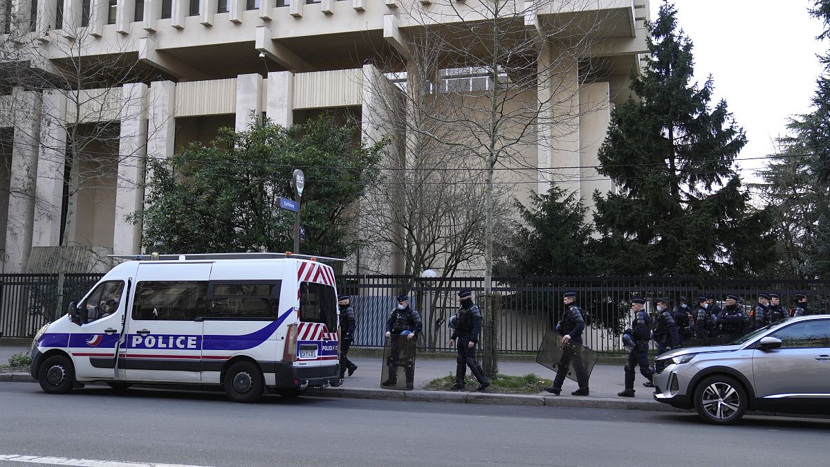 Polizeiaufgebot vor der russischen Botschaft in Paris (Aufnahme vom 22. Februar 2022)