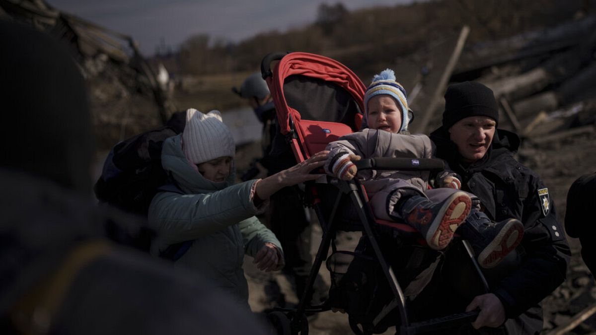 A lebombázott Irpinből menekülő ukrán civilek március 9-én. 
