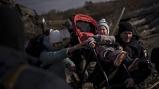 A lebombázott Irpinből menekülő ukrán civilek március 9-én.