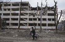 Βομβαρδισμένο κτίριο στη Μαριούπολη