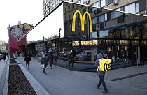 Un restaurant de l'enseigne américaine McDonald encore ouvert à Moscou en Russie, le 9 mars 2022