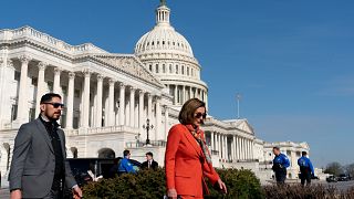 رئيسة مجلس النواب الأميركي نانسي بيلوسي أمام مبنى الكابيتول بالعاصمة واشنطن