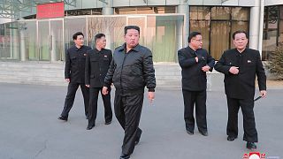 الزعيم الكوري الشمالي كيم جونغ أون خلال زيارته للإدارة الوطنية لتطوير الفضاء الجوي في كوريا الشمالية.
