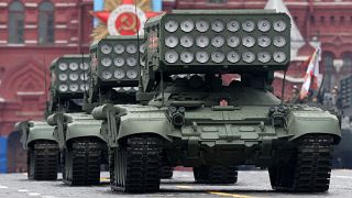 قاذفات صواريخ روسية من طراز "توسـ1إيه" تتحرك عبر الميدان الأحمر خلال عرض عسكري في موسكو. 2021/05/09