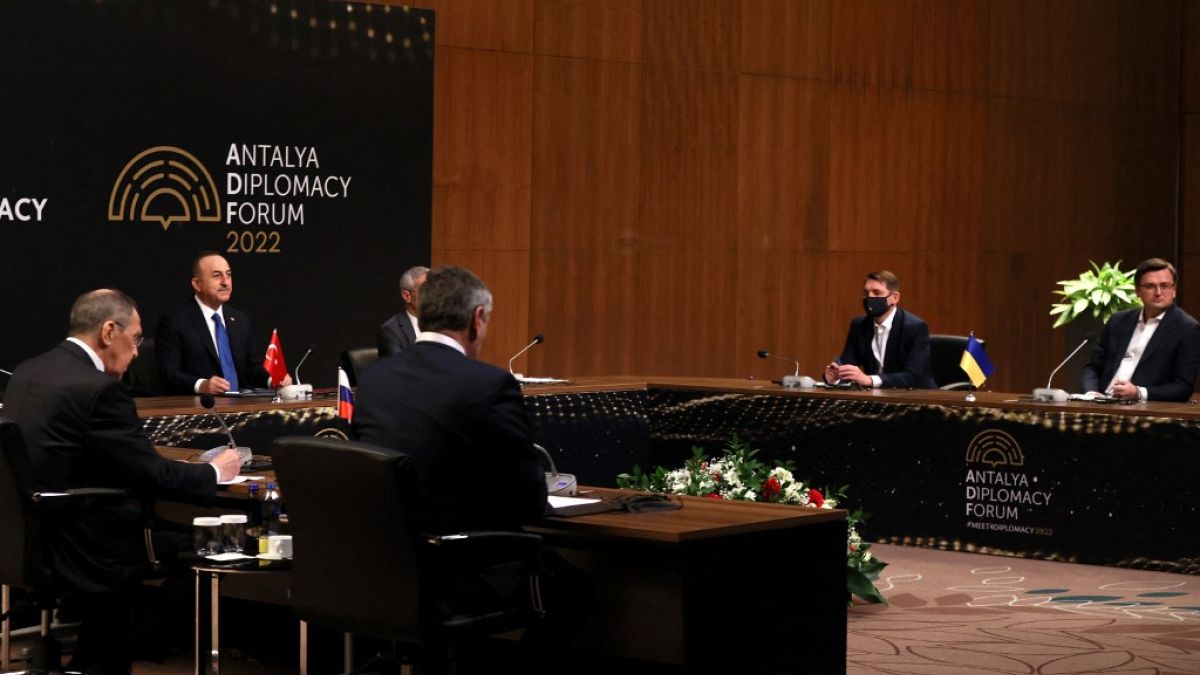 Serguei Lavrov (g.) et Dmytro Kuleba (d.) ont été accueillis par leur homologue turc à Antalya (Turquie) pour des négociations.