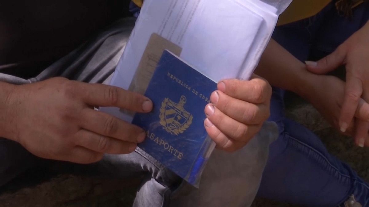 El pasaporte cubano de una mujer frente a la Embajada de Panamá, 9/3/2022, La Habana,Cuba