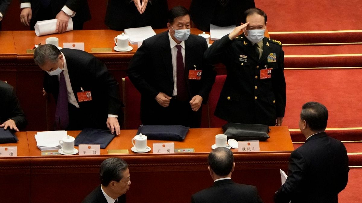 یک مقام ارشد دفاعی چین در حال ادای سلام نظامی به شی جین پینگ، رئیس جمهوری این کشور؛ مارس ۲۰۲۲
