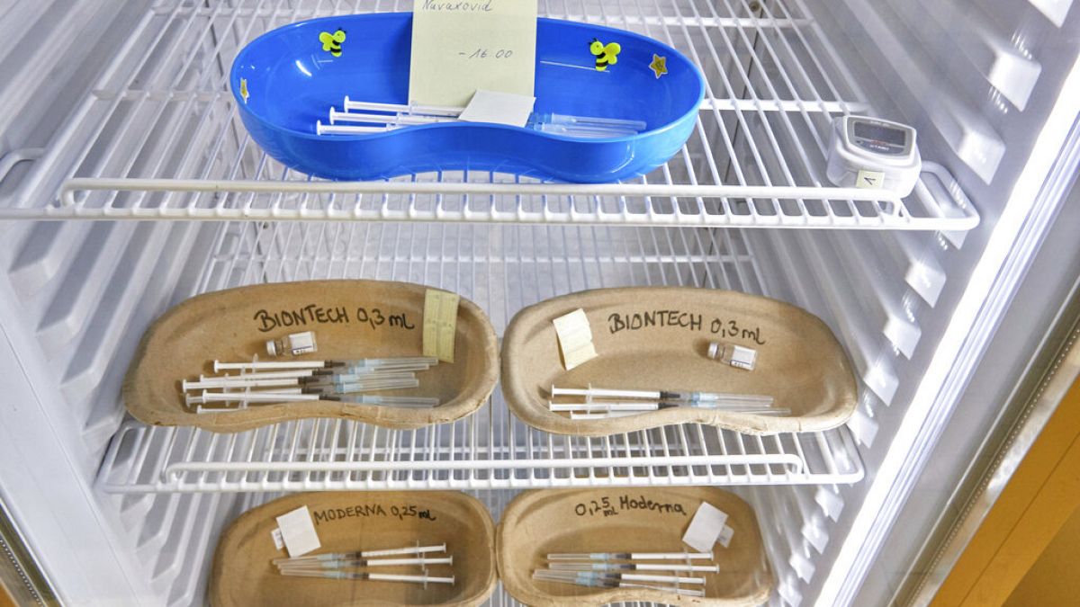 Biontech und Moderna liegen in einem Kühlschrank in einem Impfzentrum 