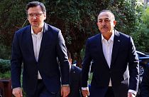 El ministro de Exteriores ucraniano, Dmitro Kuleba, es recibido por su homólogo turco a su llegada a Turquía