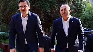 El ministro de Exteriores ucraniano, Dmitro Kuleba, es recibido por su homólogo turco a su llegada a Turquía