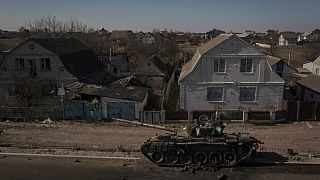 Ein zerstörter Panzer nach Kämpfen zwischen ukrainischen und russischen Truppen auf einer Hauptstraße in der Nähe von Brovary, nördlich von Kiew. 11. März 2022