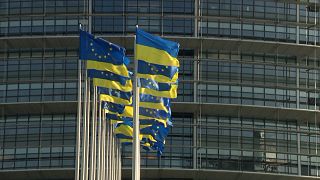 بدون تعليق: المسؤولون الأوروبيون يتجمعون أمام مبنى البرلمان الأوروبي تضامنا مع الشعب الأوكراني