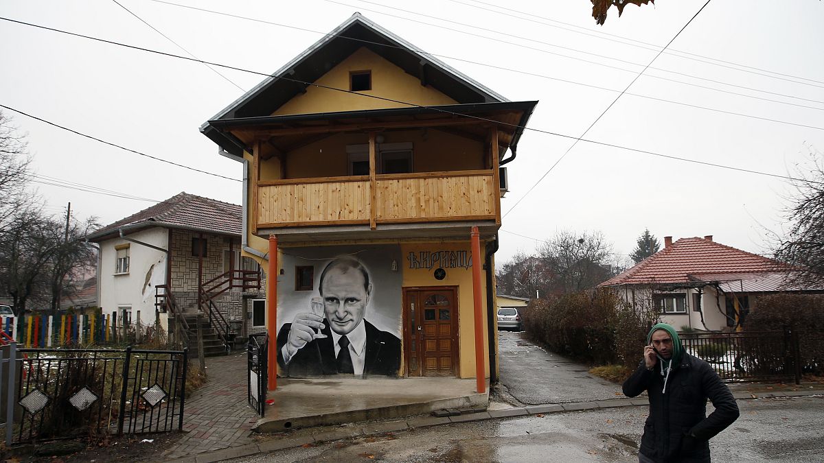 لوحة جدارية تظهر عليها صورة الرئيس الروسي  فلاديمير بوتين في زفيكان، كوسوفو، 15 ديسمبر 2018