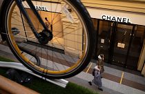 Besucher gehen an einer geschlossenen Chanel-Boutique im Kaufhaus GUM in Moskau vorbei, Mittwoch, 9. März 2022 