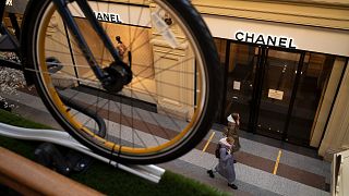 Besucher gehen an einer geschlossenen Chanel-Boutique im Kaufhaus GUM in Moskau vorbei, Mittwoch, 9. März 2022
