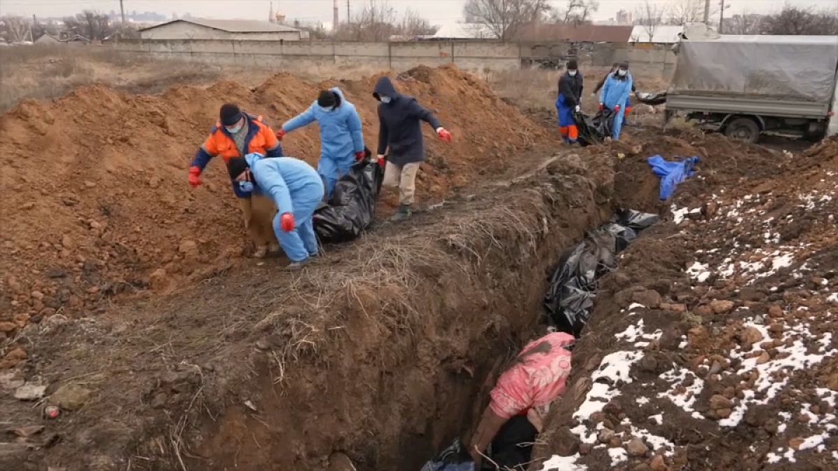 Des victimes sont enterrées à la hâte dans des fosses communes car les bombardements empêchent les enterrements à Marioupol, Ukraine, le 9 mars 2022
