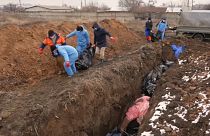 Vom Sozialarbeiter zum Totengräber - im umlagerten Mariupol werden Hunderte Leichen bestattet