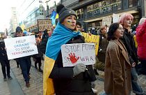 Menschen laufen durch die Straßen von Helsinki um gegen den Krieg Russlands in der Ukraine zu protestierten, Sonntag, 5. März 2022