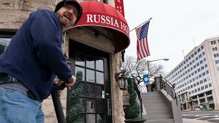 أحد المارة يركب دراجته الصغيرة أمام مطعم واستراحة روسيا هاوس في شمال غرب واشنطن. 2022/03/01