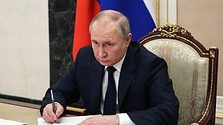 Wladimir Putin machte sich während der Ministerkonfernz Notizen