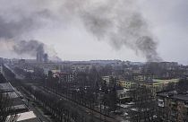 دخان يتصاعد بعد قصف روسي لمناطق في مدينةن ماريوبول بأوكرانيا،  9 مارس 2022