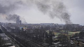 دخان يتصاعد بعد قصف روسي لمناطق في مدينةن ماريوبول بأوكرانيا،  9 مارس 2022