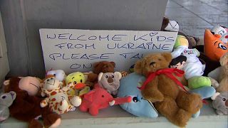 لعب للأطفال ودببة تقدم كهدايا للاجئين الأوكرانيين الفارين من الحرب إلى هانوفر الألمانية على متن قطار