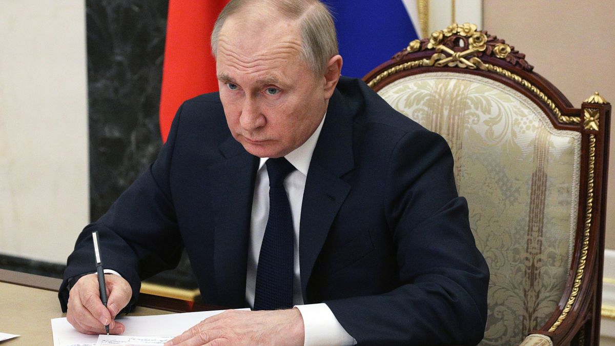 Rusya lideri Vladimir Putin, hükûmet yetkilileriyle video konferans yöntemiyle Rusya’daki ekonomik duruma ilişkin değerlendirmelerde bulundu
