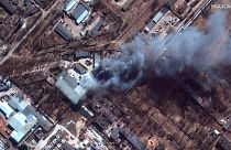 صورة القمر الصناعي لشركة ماكسار تكنولوجيز تظهر عن قرب الحرائق في منطقة صناعية وحقول مجاورة في جنوب تشيرنيهيف في أوكرانيا.