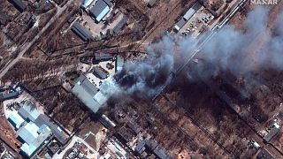 صورة القمر الصناعي لشركة ماكسار تكنولوجيز تظهر عن قرب الحرائق في منطقة صناعية وحقول مجاورة في جنوب تشيرنيهيف في أوكرانيا.