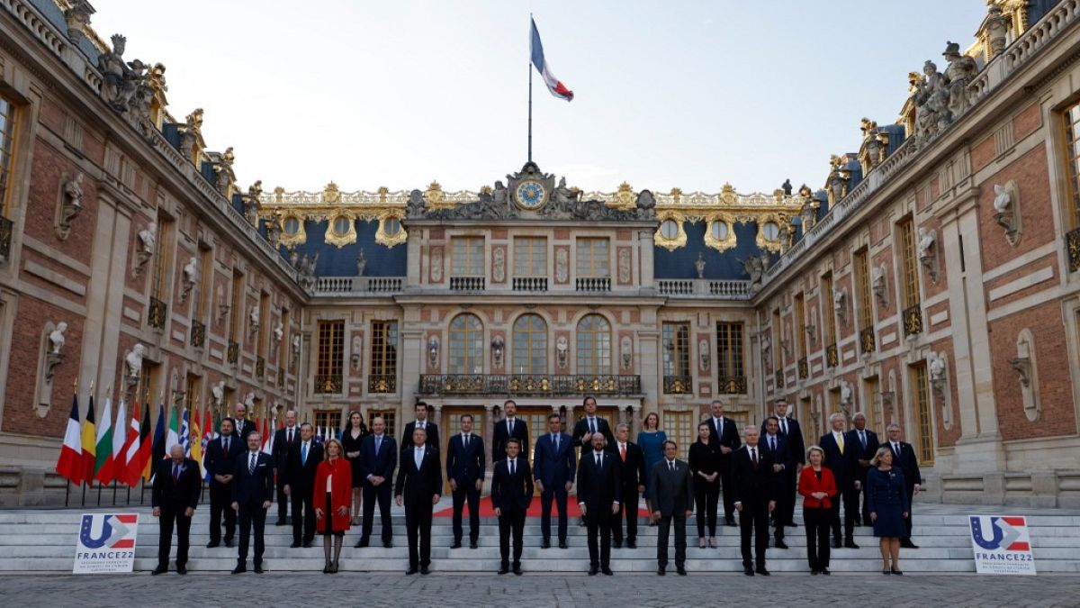 Líderes europeus posam em frente ao Palácio de Versalhes