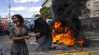 Una mujer grita a los manifestantes durante los enfrentamiento en Buenos Aires, Argentina