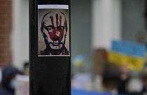 Une affiche de Vladimir Poutine recouverte d'une trace de main ensanglantée, le 1er mars 2022, devant l'ambassade russe à Londres