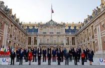 زعماء الاتحاد الأوروبي في قصر فرساي ، بالقرب من باريس، في 10 مارس 2022 ، قبل قمة قادة الاتحاد الأوروبي لمناقشة تداعيات الغزو الروسي لأوكرانيا.