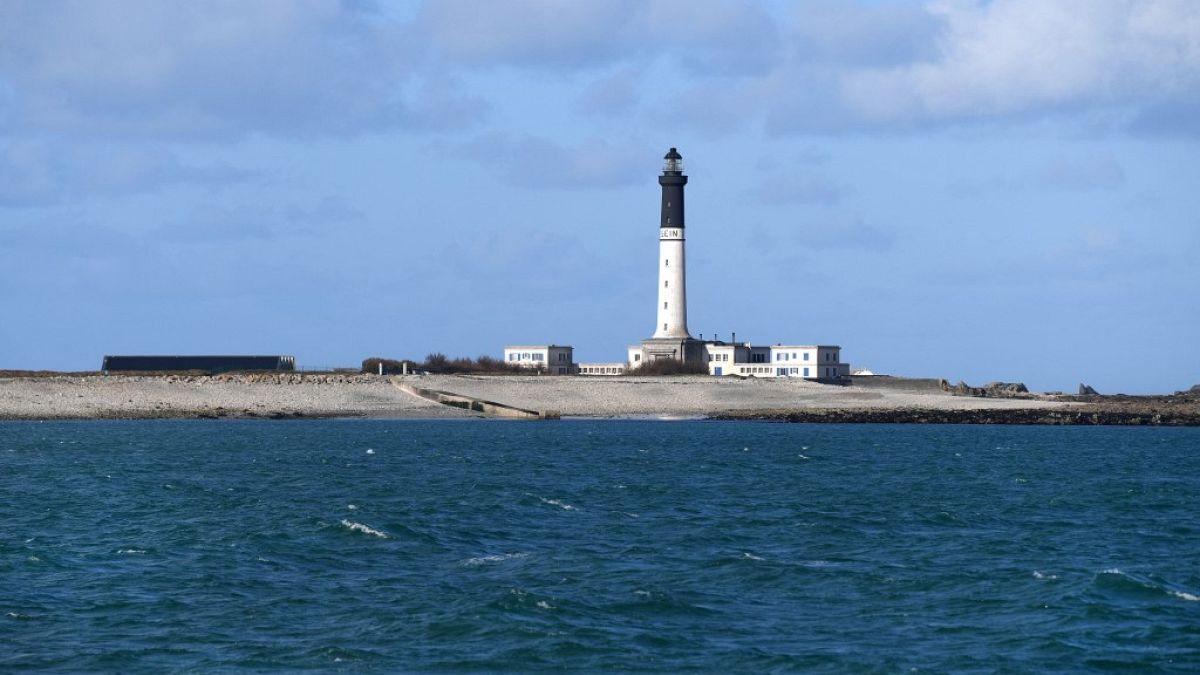 Vue du phare de l'île de Sein au large de la Bretagne (le 04/03/2022)