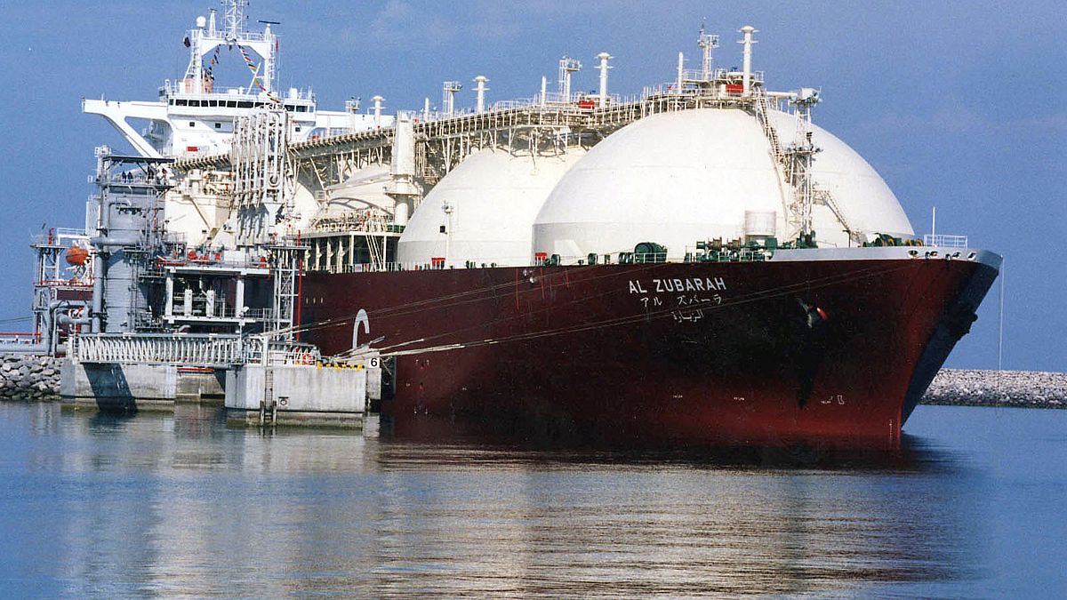 Un buque catarí carga gas natural licuado en el puerto de Raslaffans.