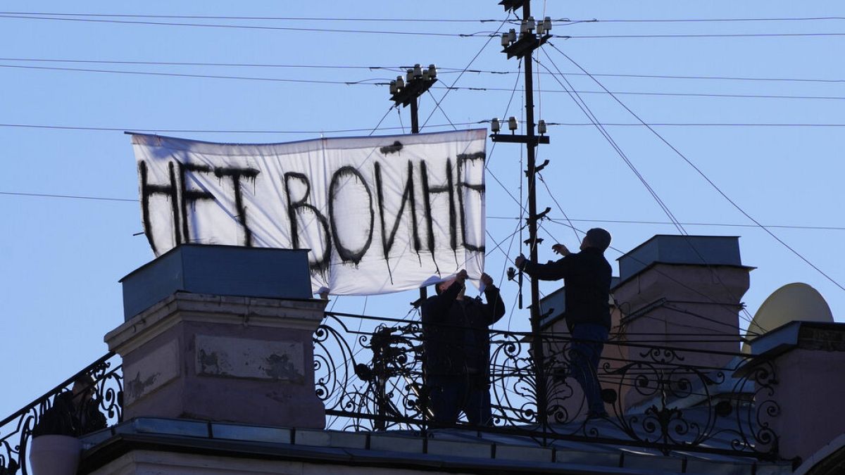 "Kein Krieg" - Protest in Russland, jetzt auch zur besten Sendezeit