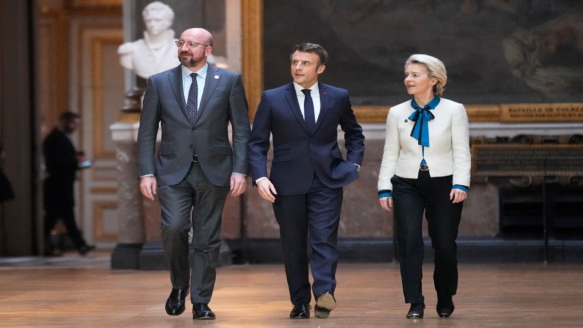 رئيسة المفوضية الأوروبية أورسولا فون دير لاين، الرئيس الفرنسي إيمانويل ماكرون و رئيس المجلس الأوروبي شارل ميشال، فيرساي(فرنسا)، 11 مارس 2022
