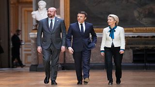رئيسة المفوضية الأوروبية أورسولا فون دير لاين، الرئيس الفرنسي إيمانويل ماكرون و رئيس المجلس الأوروبي شارل ميشال، فيرساي(فرنسا)، 11 مارس 2022