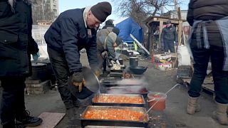 Voluntarios preparan comida para los soldados en la capital de Ucrania