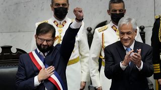 El nuevo presidente de Chile, Gabriel Boric, a la izquierda, mientras el presidente saliente, Sebastián Piñera, aplaude durante la investidura0. Chile, el 11 de marzo de 2022.