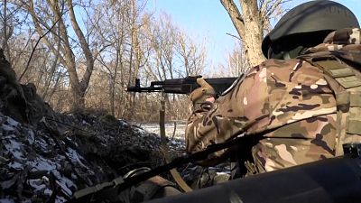 شاهد: اشتباكاتٌ عنيفة بين جنودٍ أوكرانيين وقوات روسية بالقرب من كييف