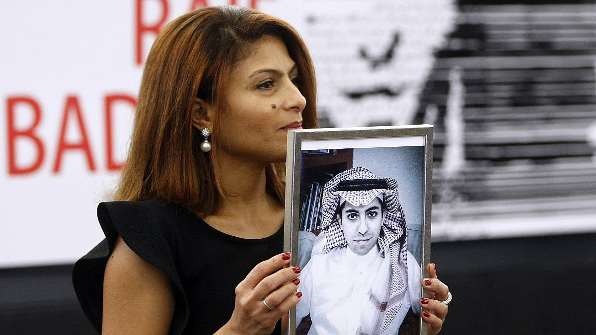 زوجة المدون والناشط السعودي رائف بدوي ترفع صورة له