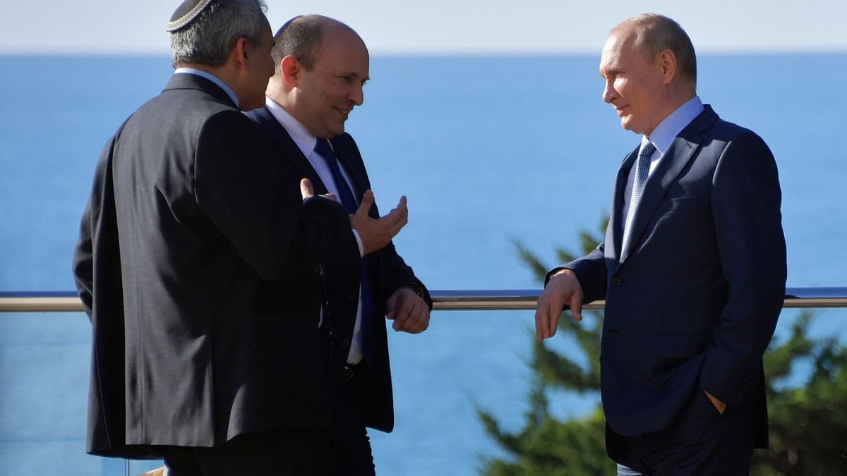 İsrail Başbakanı Naftali Bennett (solda) ile Rusya Devlet Başkanı Putin 22 Ekim 2021 tarihinde Rusya'nın Soçi kentinde bir araya gelmişi.