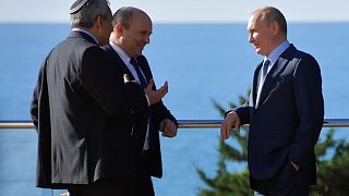 İsrail Başbakanı Naftali Bennett (solda) ile Rusya Devlet Başkanı Putin 22 Ekim 2021 tarihinde Rusya'nın Soçi kentinde bir araya gelmişi.