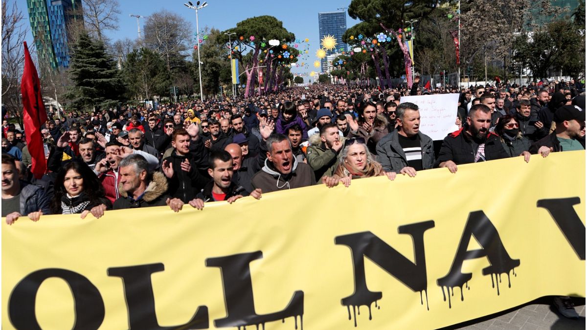 مظاهرات في ألبانيا احتجاجا على رفع الأسعار