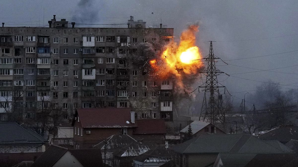 خلال قصف لدبابة روسية على بناية في ماريوبول 